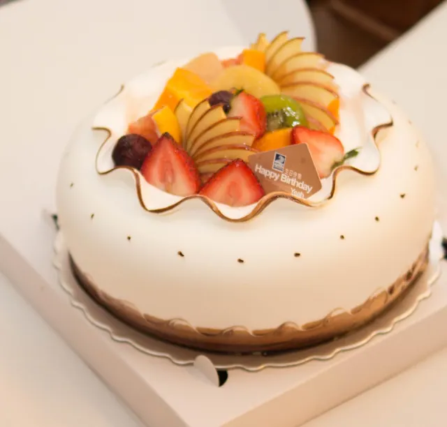 food, cake, art food, sweet dessert, happy birthday, sweet, birthday cake, celebrations. Which Canadian celebrities were born in February? A province-by-province list
