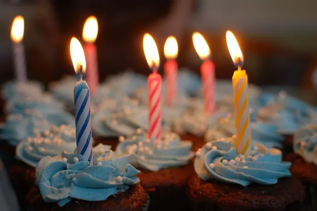 cupcakes, happy birthday, candles, candlelight, birthday candles, bithday celebration, bithday party, birthday cake, cake, party, celebrate, flame. February birthdays by day: notable people organized by date